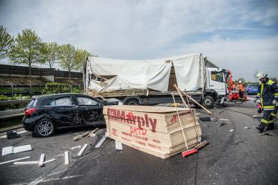 Kirchheim: Pkw verursacht schweren Unfall auf der A8 und fluechtet